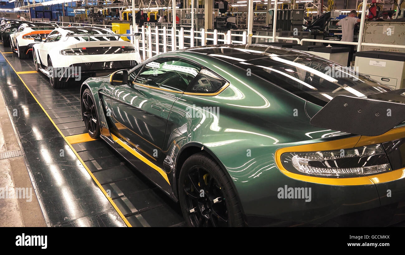 Gaydon, Inghilterra - Dicembre 10, 2015: linea di montaggio in una fabbrica di vetture sportive di lusso. Foto Stock