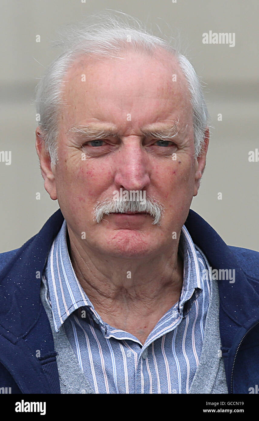 Ivor Bell, 79, lascia Belfast Corte dei Magistrati dopo che un giudice ha dichiarato che sarà lui a stare in giudizio per il coinvolgimento nel 1972 omicidio di madre di 10 Jean McConville. Foto Stock
