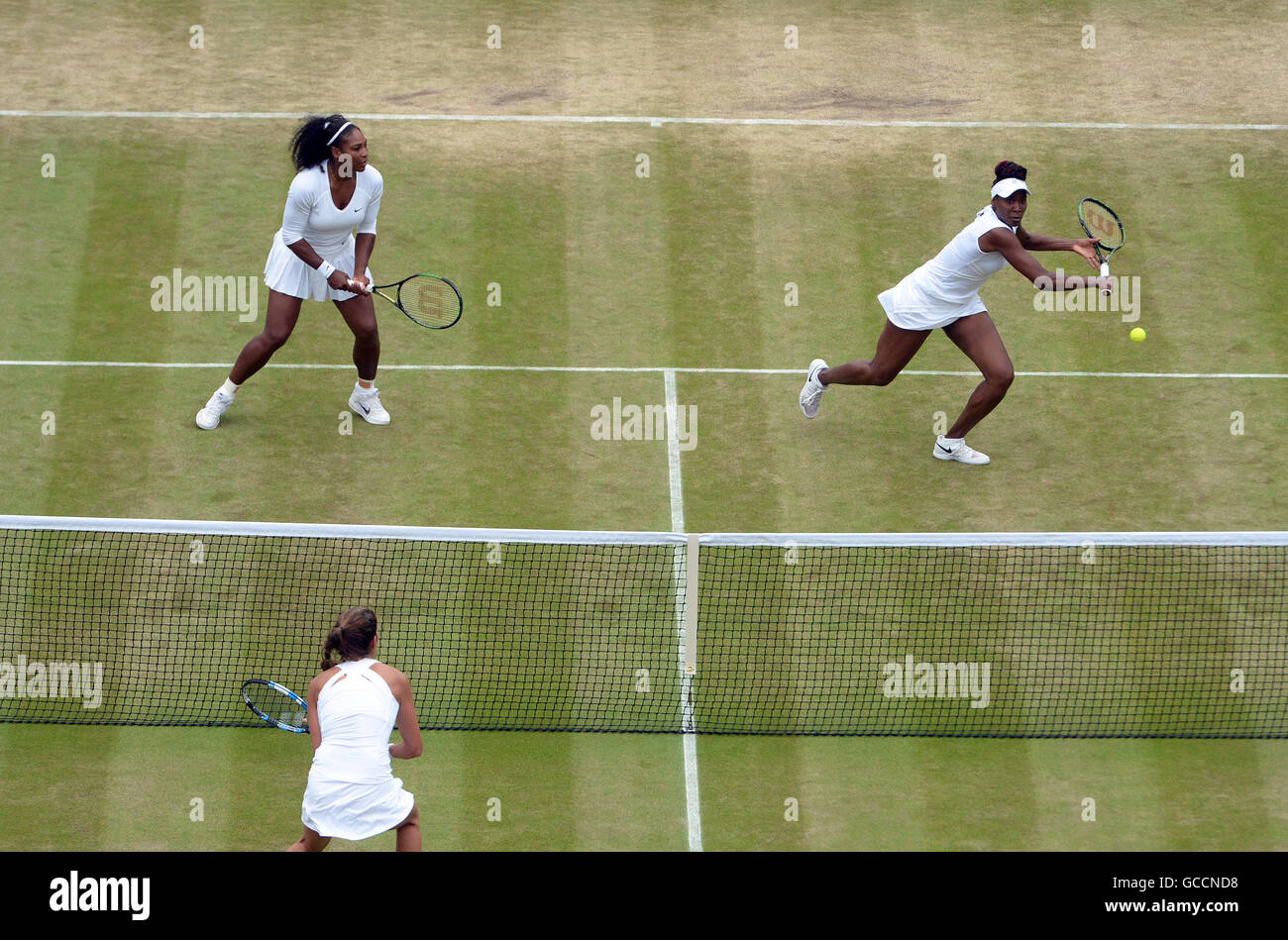 Serena e Venus Williams in azione contro Julia Goerges e Karolina Pliskova durante le due finalissima per Signore, l'11° giorno dei Campionati di Wimbledon presso l'All England Lawn Tennis and Croquet Club di Wimbledon. Data immagine: Venerdì 8 luglio 2016. Vedi PA storia TENNIS Wimbledon. Il credito fotografico dovrebbe essere: Anthony Devlin/PA Wire. Foto Stock