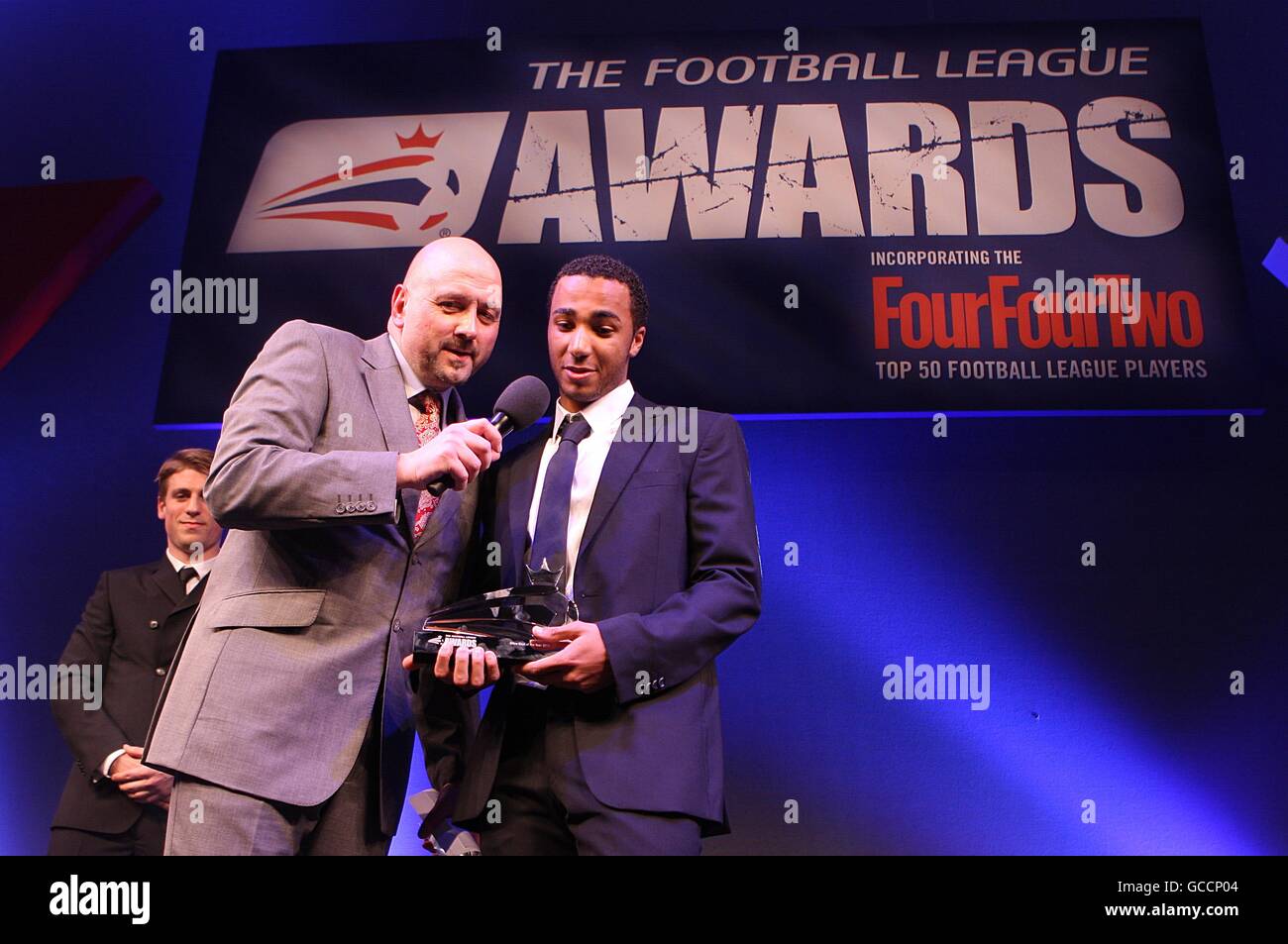 Il Nicky Maynard di Bristol City (a destra) riceve il suo Mitre Goal of the Year Award da Mark Clemmit durante i Football League Awards 2010 al Grosvenor House Hotel, Park Lane, Londra. Foto Stock