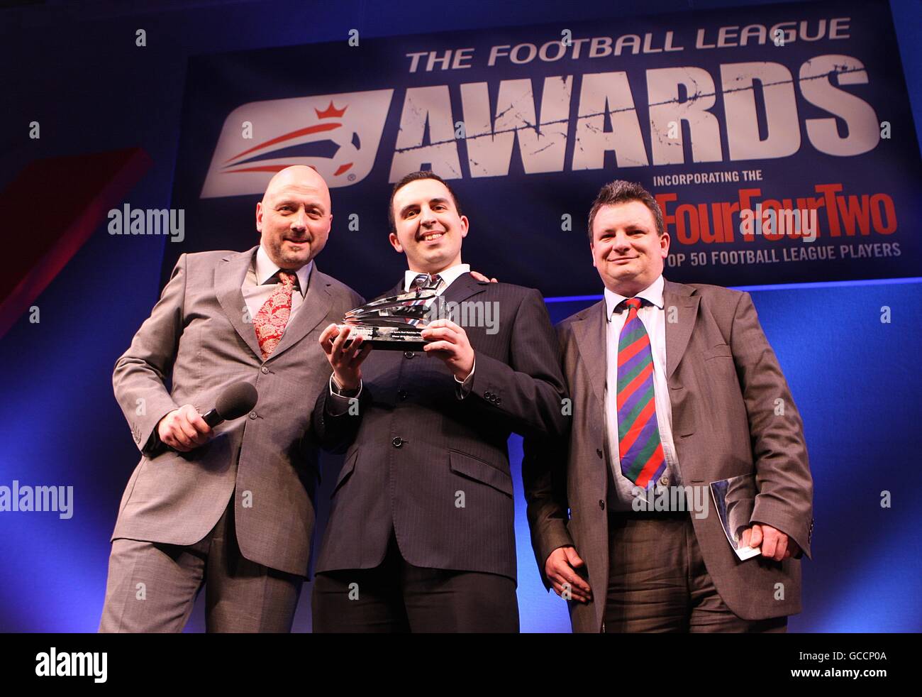 Il Media Manager di Scunthorpe United, Chris Mumby (Center), riceve il premio per il programma CSI Best Matchday Program da Tim Cotton of CSI Sports (Right) e Mark Clemmit durante i Football League Awards 2010 al Grosvenor House Hotel, Park Lane, Londra. Foto Stock