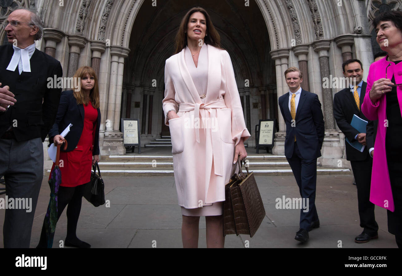Christina Estrada, 54 anni, lascia la High Court a Londra dopo che le è stata assegnata una &Acirc; 53£milioni di transazioni in contanti in una battaglia di divorzio denaro High Court con il suo ex-marito miliardario Saudita, Sheikh Walid Juffali, 61. Foto Stock