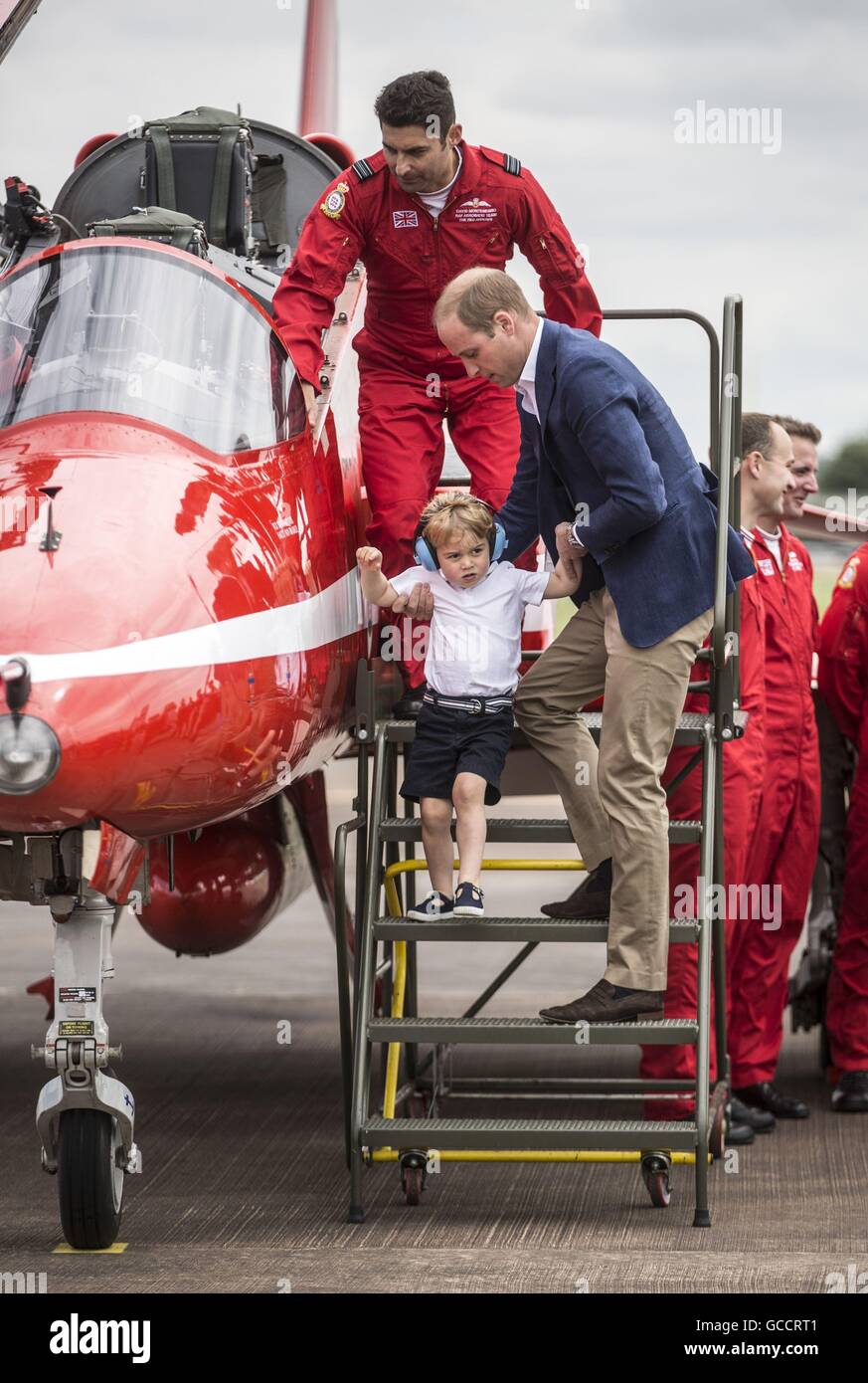 Prince George è sollevata dalle fasi di frecce rosse piano da suo padre il Duca di Cambridge durante una visita al Royal International Air Tattoo a RAF Fairford - il più grande del mondo airshow di militari. Foto Stock