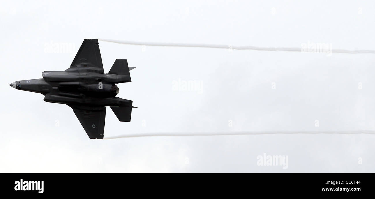 Un Lockheed Martin F-35 Lightning II esegue un fly passato durante il Royal International Air Tattoo a RAF Fairford - il più grande del mondo airshow di militari. Foto Stock
