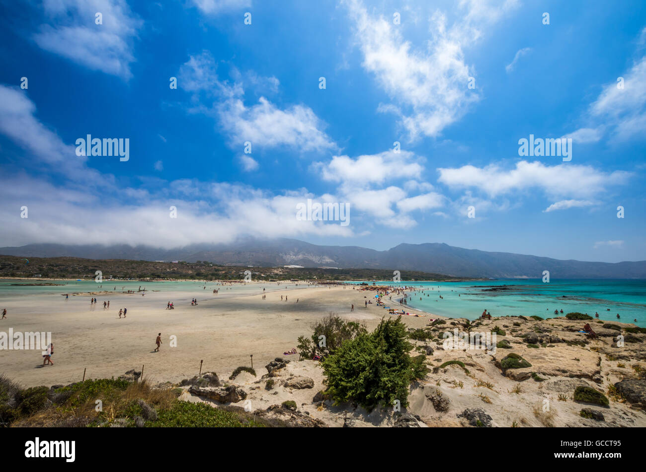 Elafonissi Laguna, Creta, Grecia. Elafonisi beach è una delle spiagge più belle d'Europa. Ci sono rosa e sabbia nera. Foto Stock