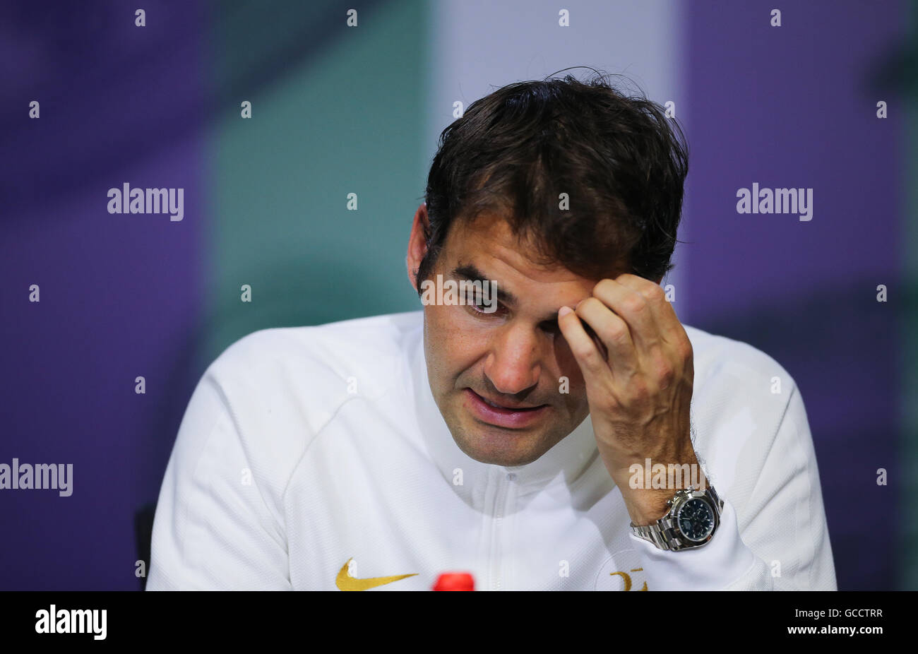 Roger Federer durante una conferenza stampa dopo la sconfitta del giorno undici dei campionati di Wimbledon al All England Lawn Tennis e Croquet Club, Wimbledon. Foto Stock