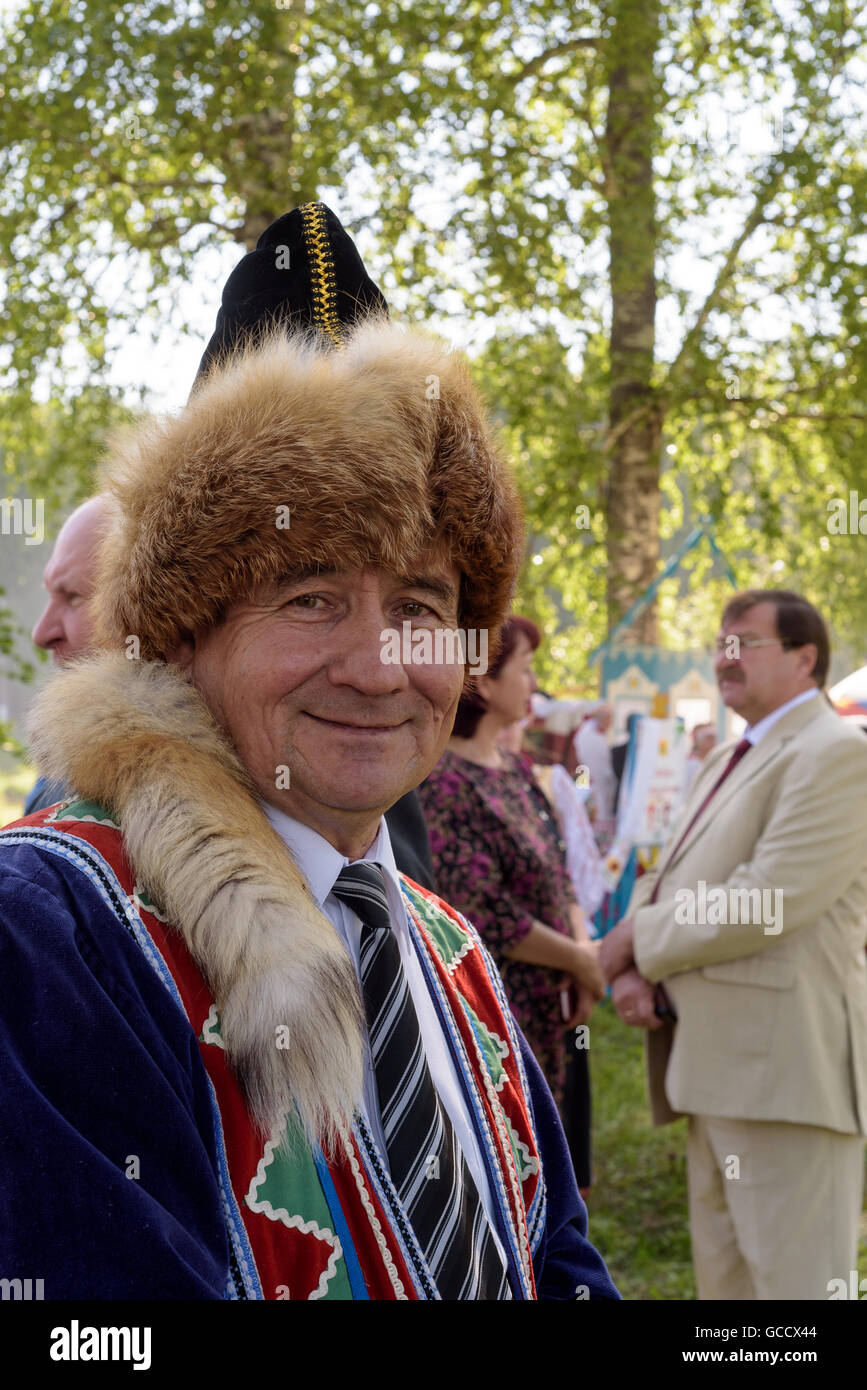 Russi festeggiano Sabantuy indossando Bashkir e Tartaro etnici abiti tradizionali e costumi Foto Stock