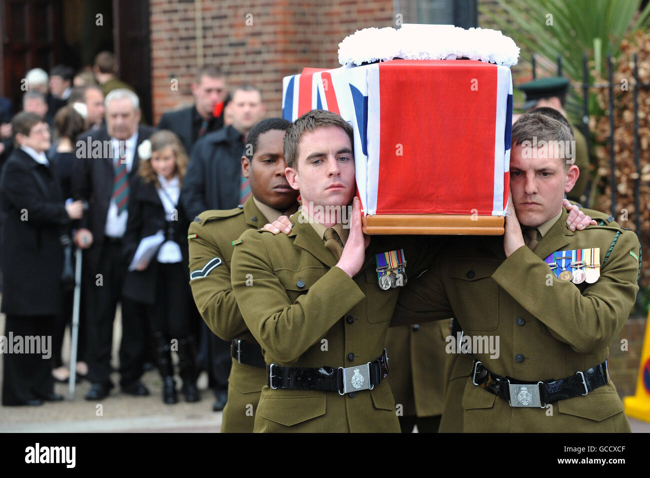 Soldati del 4° Battaglione i fucili portano la bara del Rifleman Martin Kinggett, dopo un servizio funebre alla Chiesa della Sacra Famiglia, a Dagenham. Foto Stock