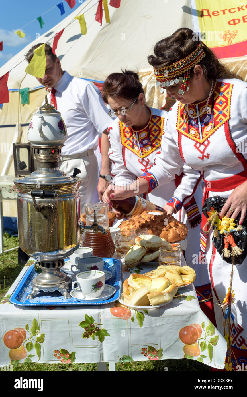 Le donne in ucraino vestito nazionale preparare una festa del cibo per Sabantuy in Russia nel 2016 Foto Stock