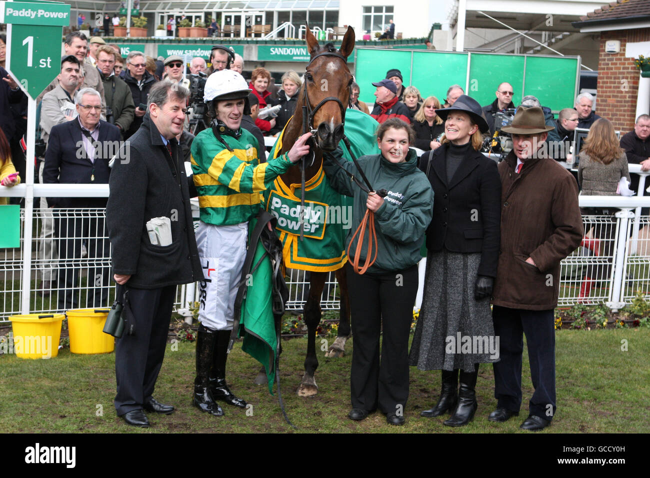 (Da sinistra a destra) il proprietario John P McManus, il fantino Tony McCoy e l'allenatore Sarah Hobbs celebrano la vittoria dell'handicap della Coppa Imperiale Paddy Power su Qaspal Foto Stock