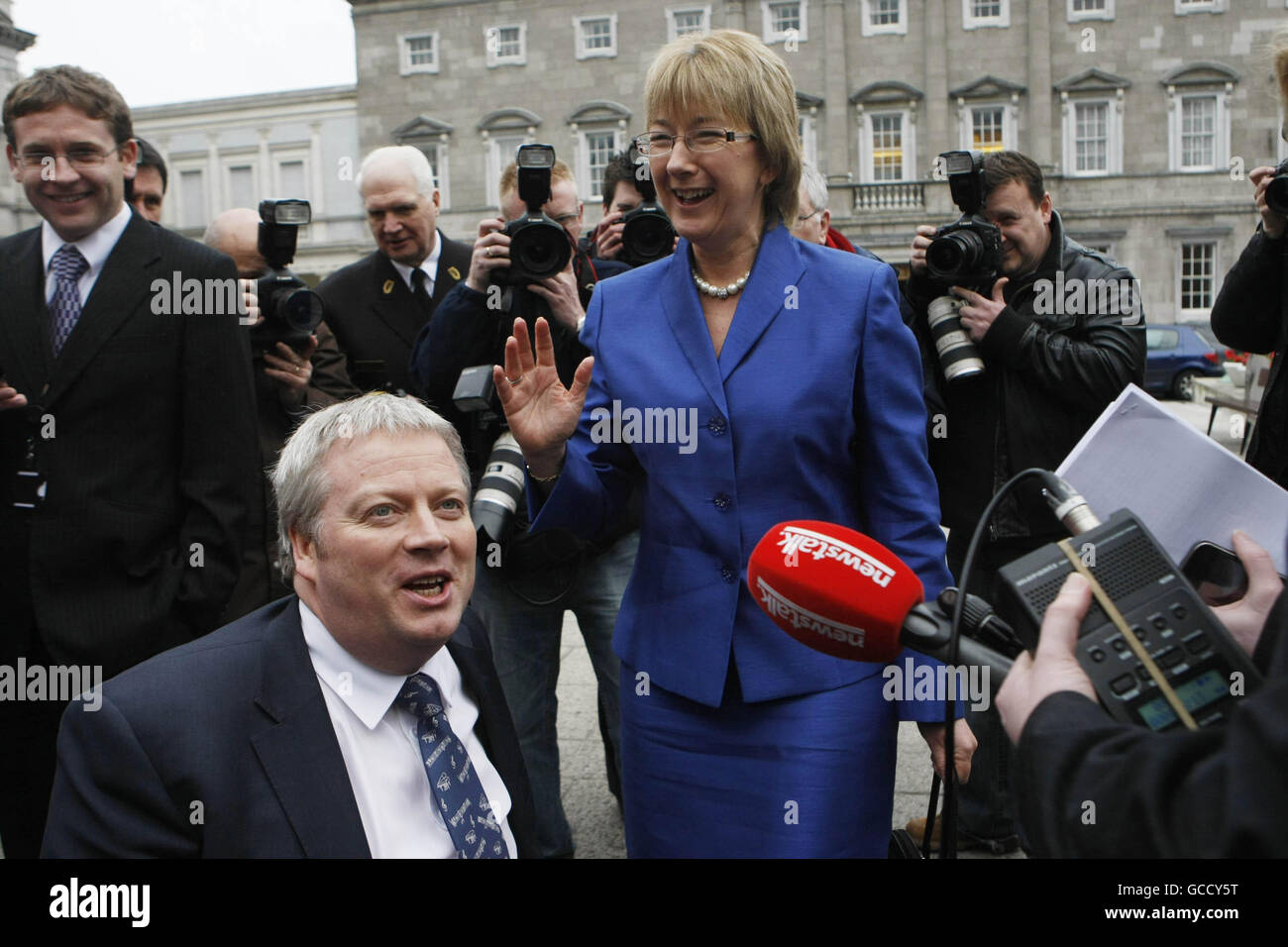 Il nuovo Ministro di Stato Sean Connick e il Ministro delle Arti, dello Sport e del Turismo Mary Hanafin incontrano la stampa a Leinster House, Dublino, dopo il rimpasto del gabinetto di oggi. Foto Stock