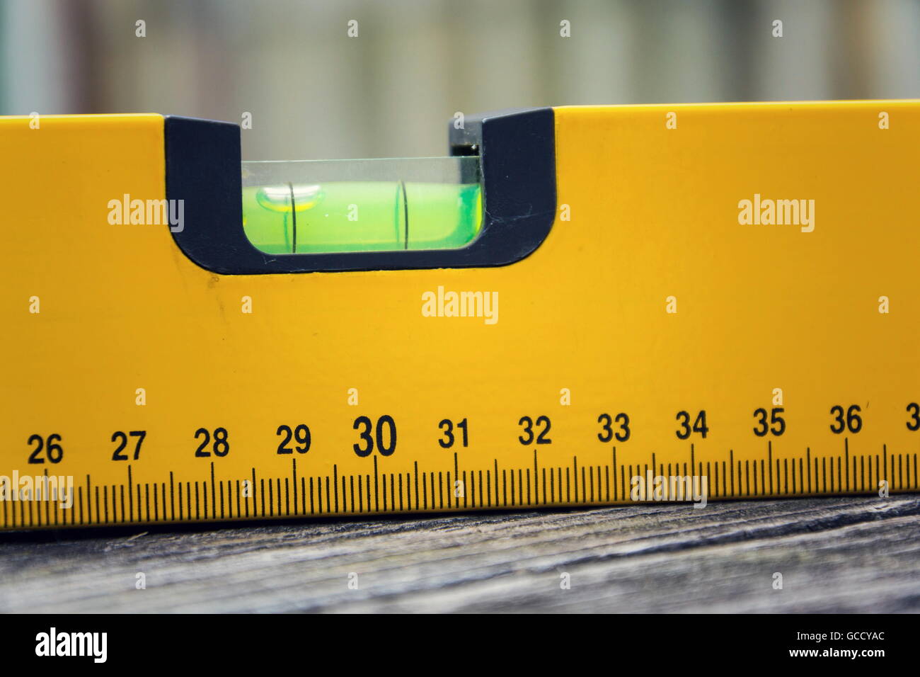 Spirito di bolla di livello di acqua strumento di costruzione su tavola di legno di close-up Foto Stock
