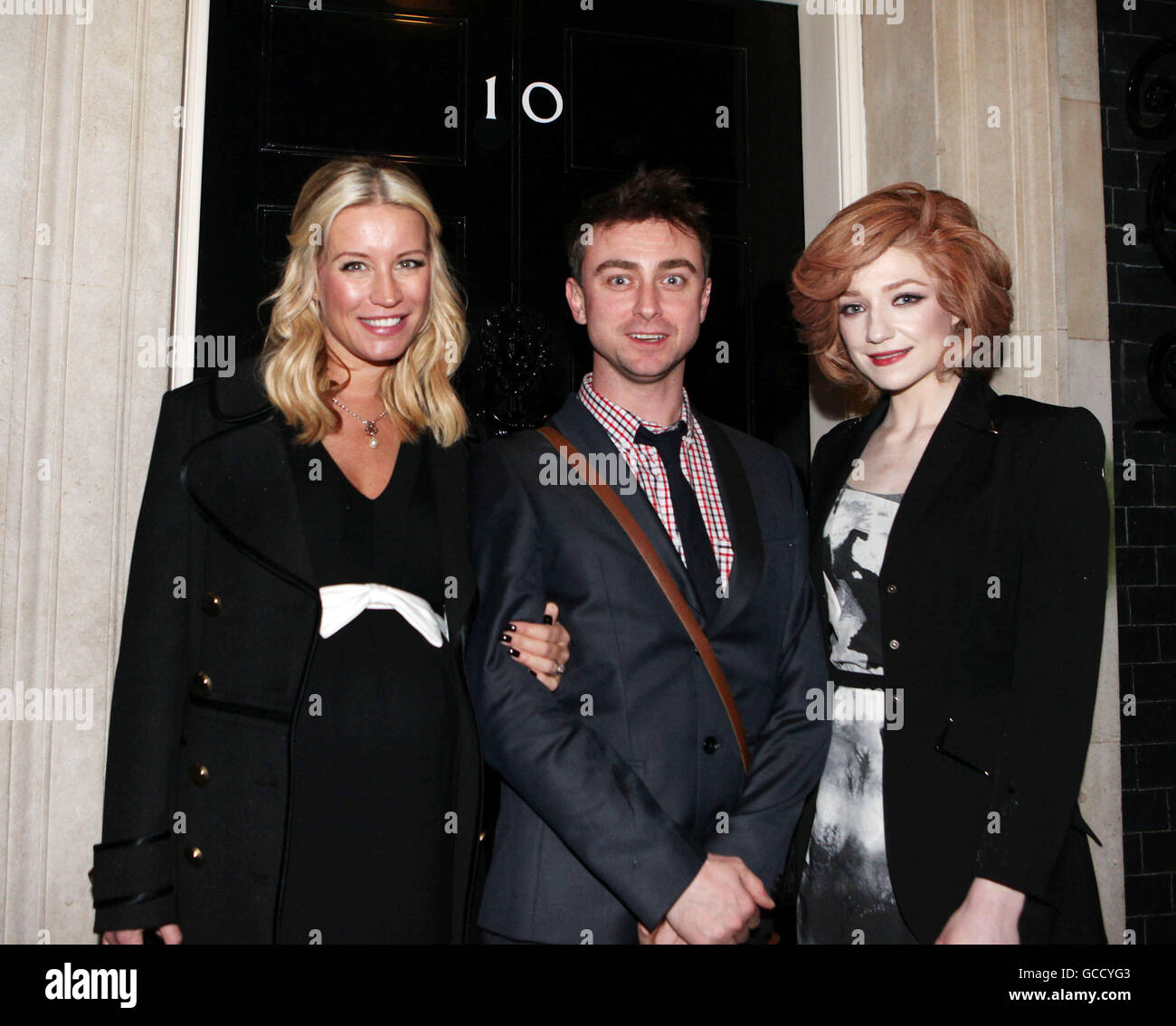 Denise Van Outen e Nicola Roberts (a destra) con un uomo non identificato fuori 10 Downing Street a seguito di un ricevimento ospitato dal Segretario della Salute Andy Burnham. Foto Stock