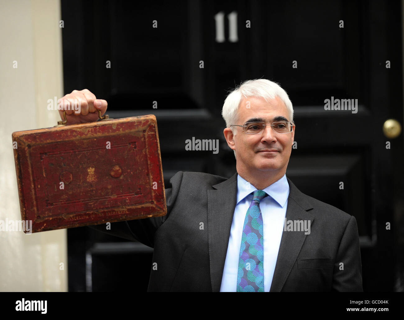 Il cancelliere Alistair Darling tiene la sua casella rossa ministeriale sui gradini di 11 Downing Street, Londra, prima di dirigersi alla Camera dei Comuni per annunciare i piani di bilancio del governo. Foto Stock