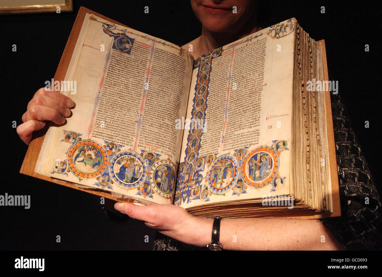 Una donna possiede una Bibbia manoscritta prodotta in Italia a metà del XIII secolo. Fa parte di una collezione di manoscritti illuminati, precedentemente di proprietà di re, vescovi e aristocrazia, che è destinato a raccogliere fino a 16 milioni quando passa sotto il martello, a Christie's a Londra. Foto Stock