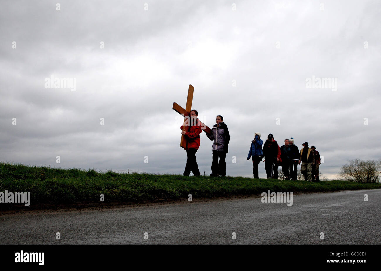 I pellegrini della Croce studentesca, portano una grande croce di legno lungo dieci miglia in fondo a Cambridgeshire mentre camminano verso la Cappella Slipper al Santuario Cattolico Romano a Walsingham Norfolk. Foto Stock