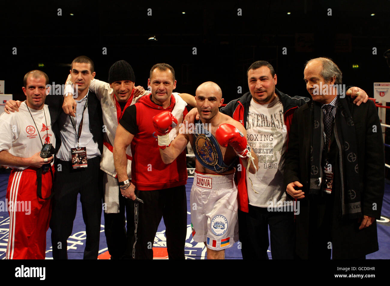 Leva Kirokosyan (centro) festeggia dopo aver battuto Scott Lawton nel Titolo EBU Super Featherweight vuoto Foto Stock