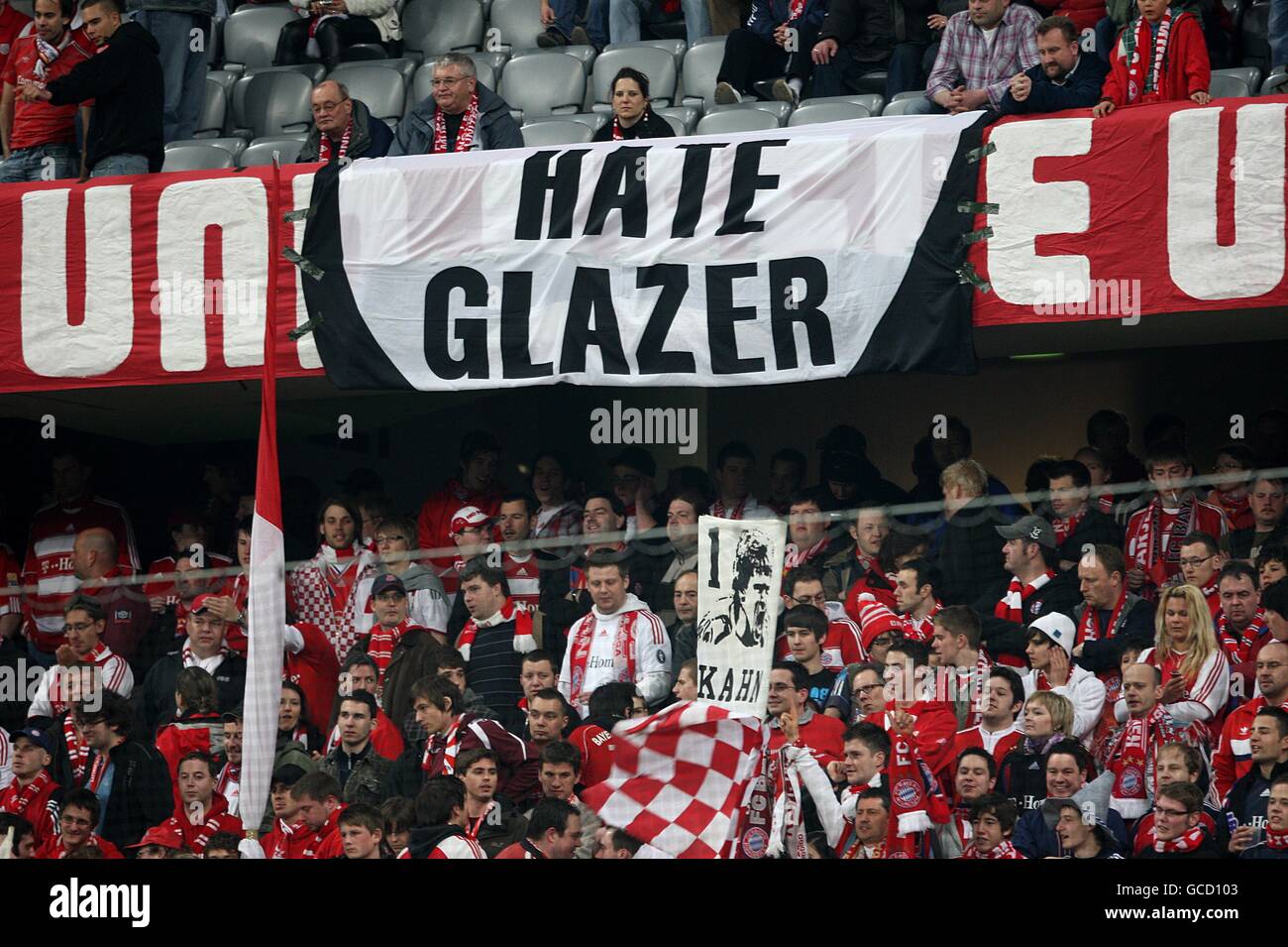 I tifosi del Manchester United tengono in su i banner di protesta di Hate Glazer dentro le tribune contro gli attuali proprietari dei club Foto Stock