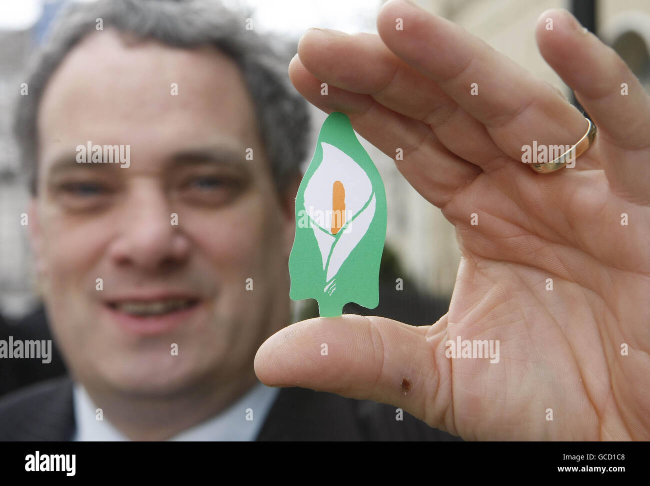 Sinn Fein TD Aengus o'Snodaigh tiene un Lilly di Pasqua al lancio del programma del Partito di commemorazioni crescenti di Pasqua 1916 a Dublino; Che avrà luogo in ogni contea in Irlanda con Gerry Adams che farà il principale indirizzo al lotto repubblicano al Milltown Cemetery a Belfast la Domenica di Pasqua. Foto Stock