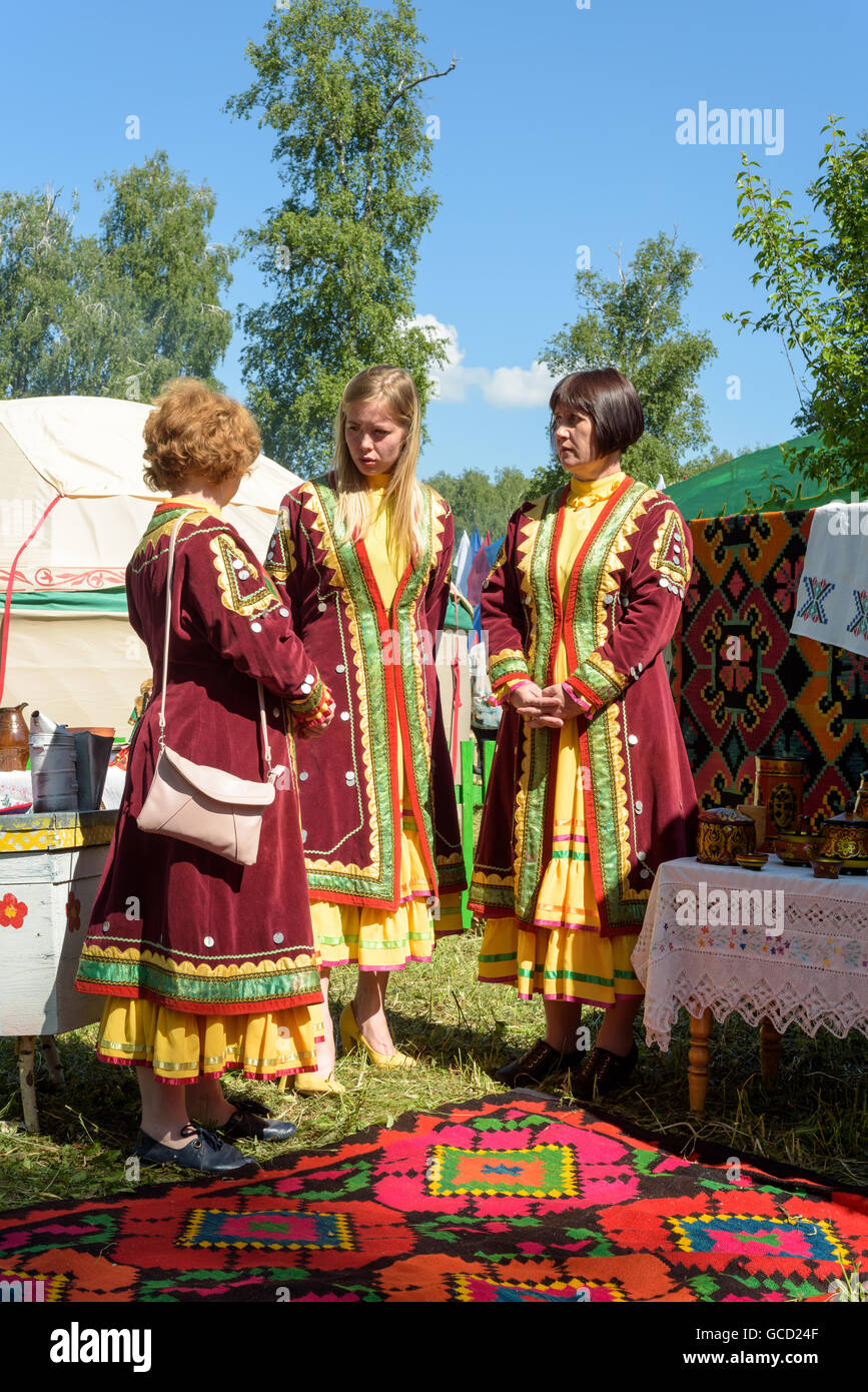 Russi festeggiano Sabantuy nel 2016 indossando Bashkir e Tartaro etnici abiti tradizionali e costumi Foto Stock