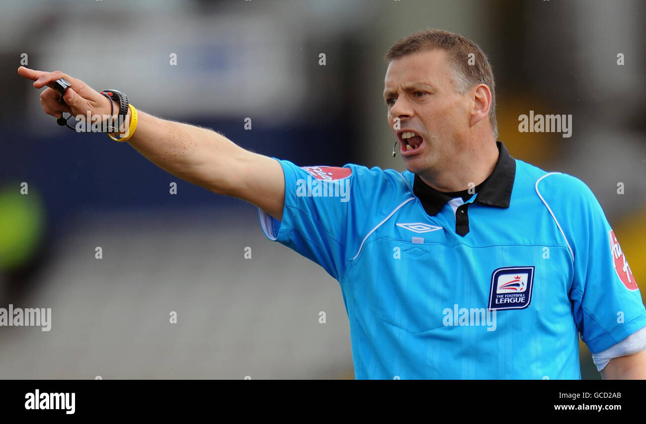 L'arbitro Mark Halsey officiando nella sua prima partita di campionato da quando ha superato il cancro alla gola durante la partita della Lega due al Don Valley Stadium, Sheffield. Foto Stock