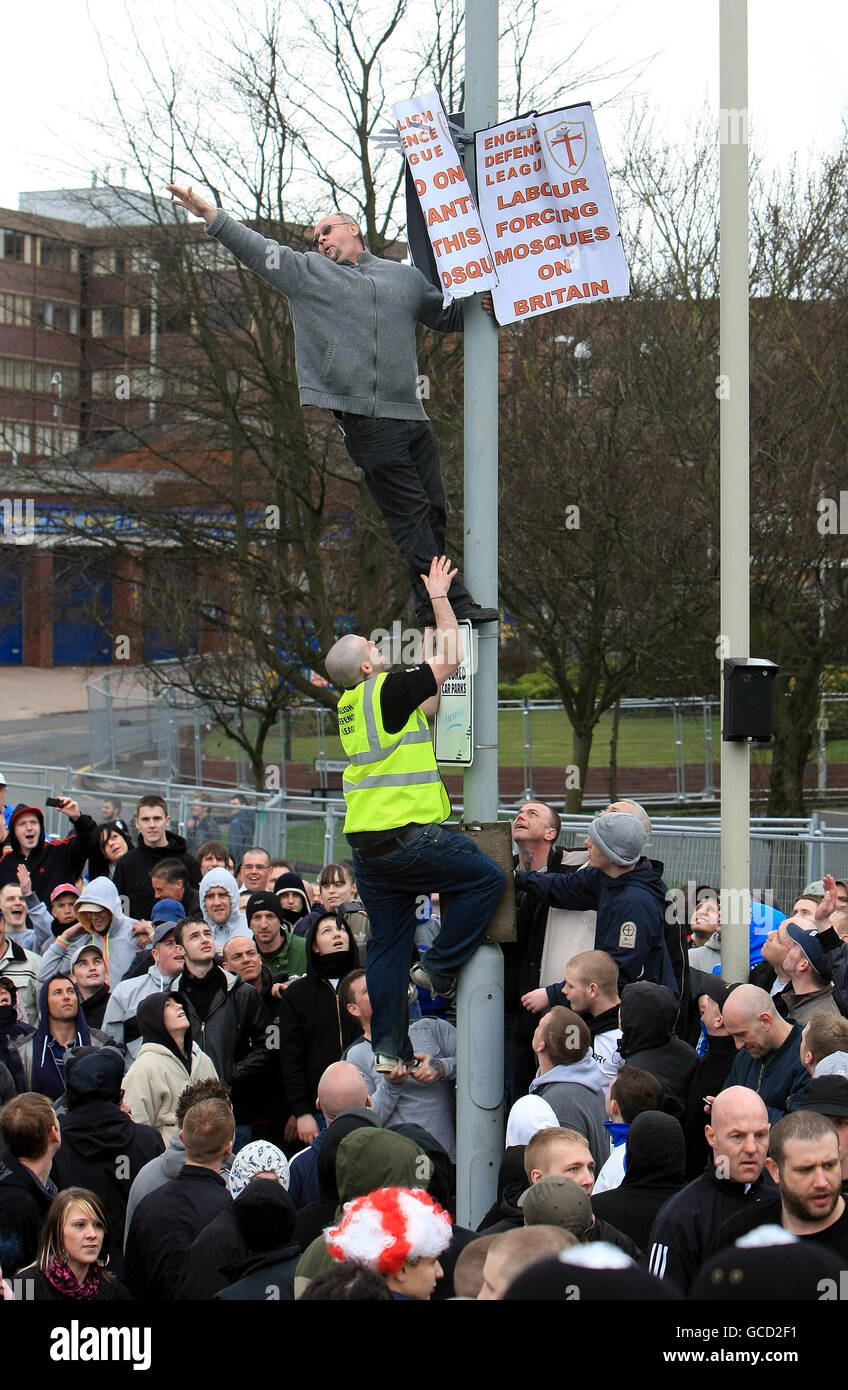 I manifestanti della Lega della Difesa Inglese (EDL) hanno messo in palco durante la loro dimostrazione attraverso le strade di Dudley, protestando contro i piani per costruire una nuova moschea nella città. Foto Stock