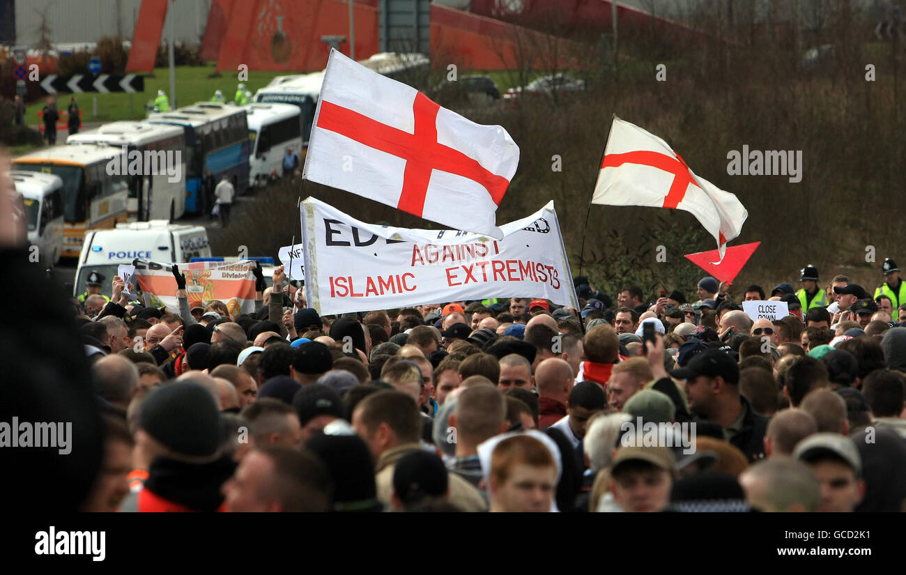 I manifestanti della Lega della Difesa inglese (EDL) durante la loro dimostrazione attraverso le strade di Dudley, protestando contro i piani di costruire una nuova moschea nella città. Foto Stock