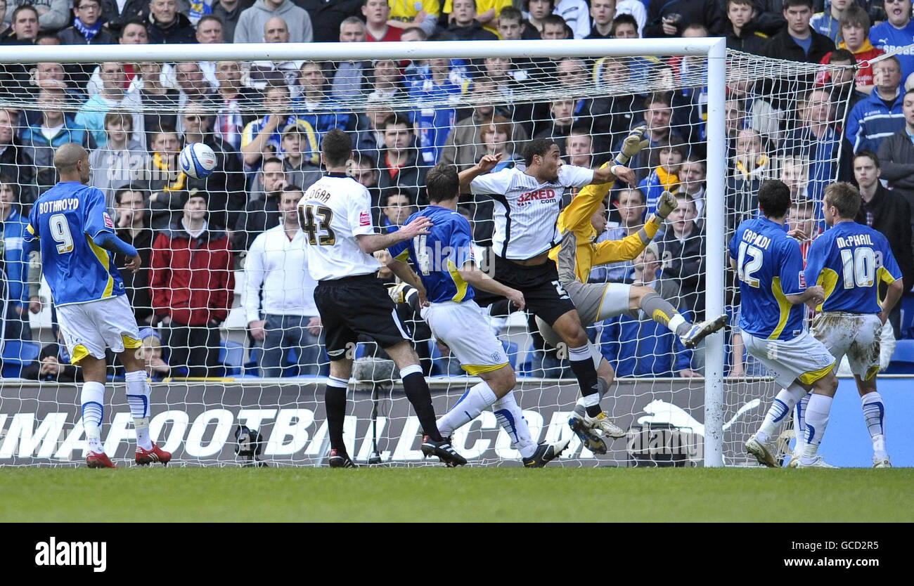 Calcio - Coca-Cola Football League Championship - Cardiff City / Swansea City - Cardiff City Stadium. Andrea Orlandi di Swansea segna durante la partita del Coca-Cola Championship al Cardiff City Stadium di Cardiff. Foto Stock Calcio - Coca-Cola Football League Championship - Cardiff City / Swansea City - Cardiff City Stadium. Andrea Orlandi di Swansea segna durante la partita del Coca-Cola Championship al Cardiff City Stadium di Cardiff. Foto Stock