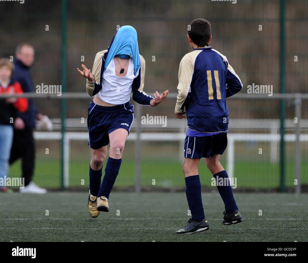 I giocatori di Hamm festeggiano un gol contro Lincoln City durante il 25th Valley Parade Memorial Tournament presso il Marley Activities and Coaching Center di Keighley. Foto Stock