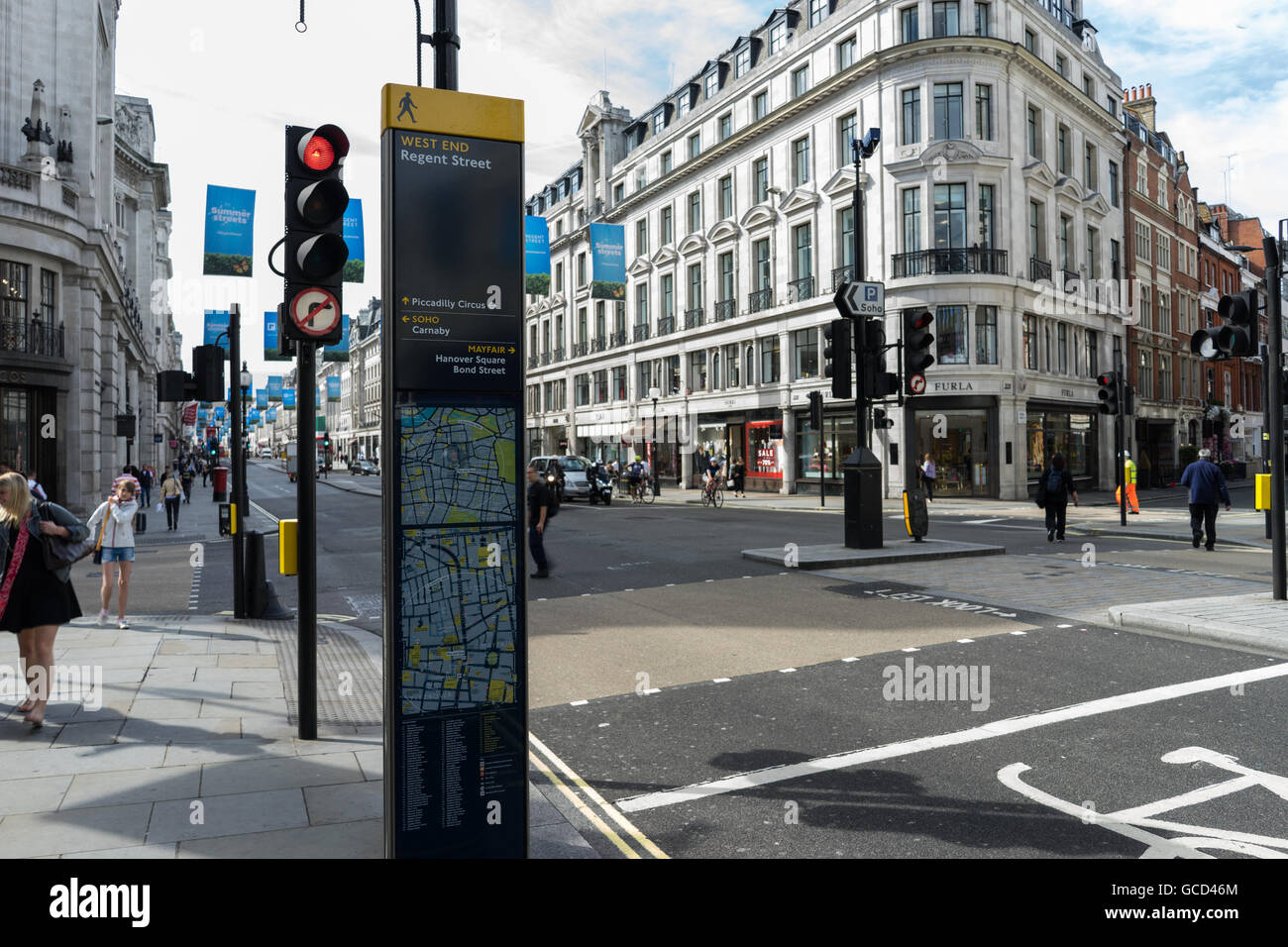 London city scene di strada che mostra mappa su un segno post Foto Stock