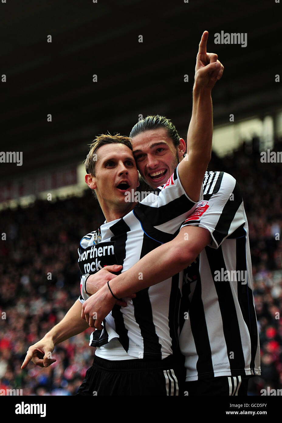 Peter Lovenkrands di Newcastle United festeggia il suo gol di apertura del gioco con il compagno di squadra Andrew Carroll durante la partita del Coca-Cola Championship al Riverside Stadium di Middlesbrough. Foto Stock