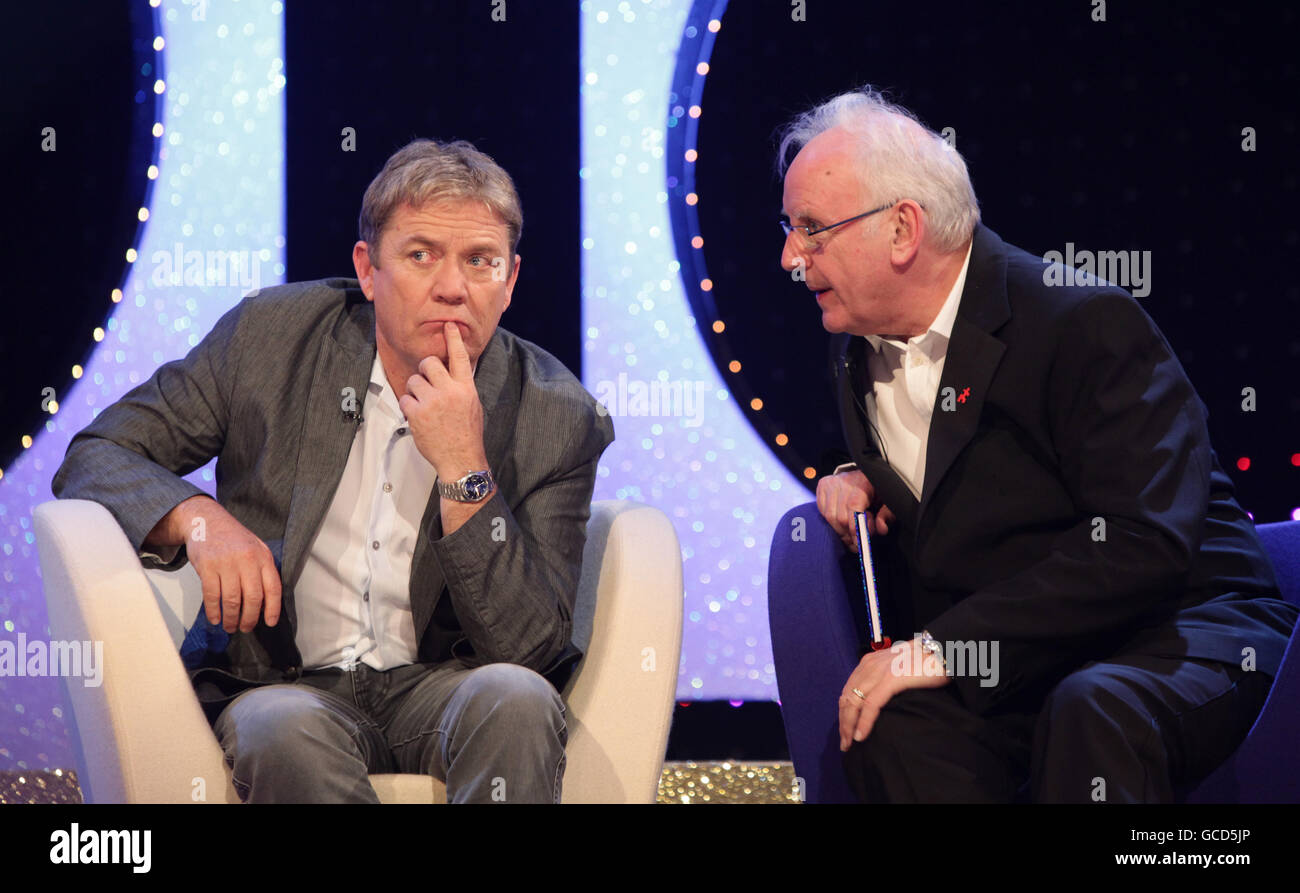 Mike Stock (a sinistra) e Pete Waterman durante il BBC1 'Eurovisione: Il vostro Paese ha bisogno di voi'. Hanno scritto la canzone 'that Sounds Good To Me' che il vincitore canterà quando rappresenterà il Regno Unito all'Eurovisione Song Contest, presso il BBC TV Center nella parte ovest di Londra. Foto Stock