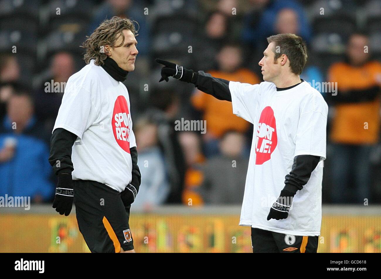 Calcio - Barclays Premier League - Hull City / Arsenal - KC Stadium. Nick Barmby (a destra) e Jimmy Bullard di Hull City si scambiano parole durante il riscaldamento Foto Stock