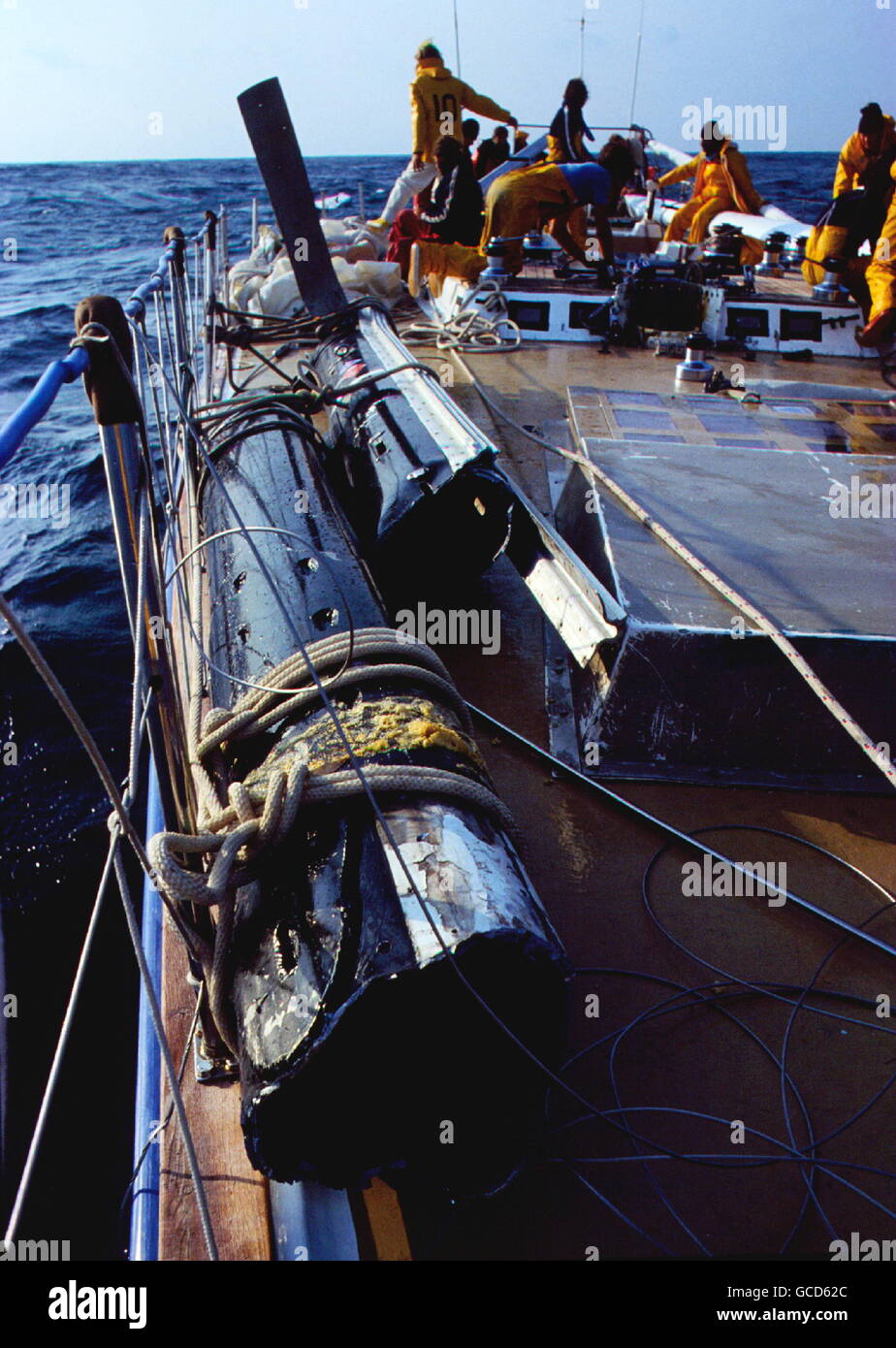 AJAXNETPHOTO. Marzo 1982. Oceano Atlantico. - WHITBREAD RACE WORLD - caos sul ponte - primo co-operativa (EX F.C.F. CHALLENGER) DISMASTED sul tratto finale della corsa 200 miglia a sud-est delle Azzorre. Foto:l'AJAX NEWS & servizio in funzione REF:909370 Foto Stock