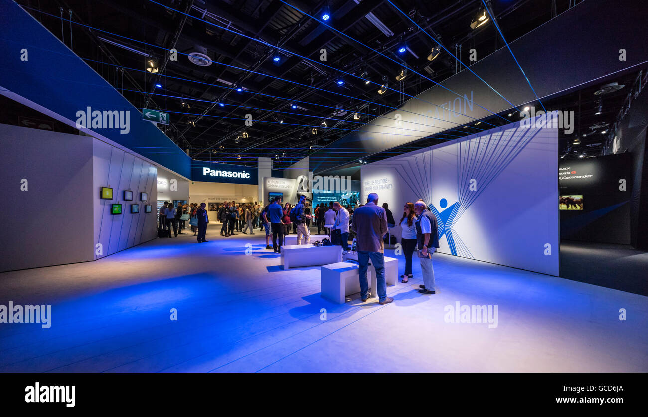 Settembre 20-25th 2016 è il prossimo photokina exhibition a Colonia in Germania. Panasonic stand in luce blu. Foto Stock