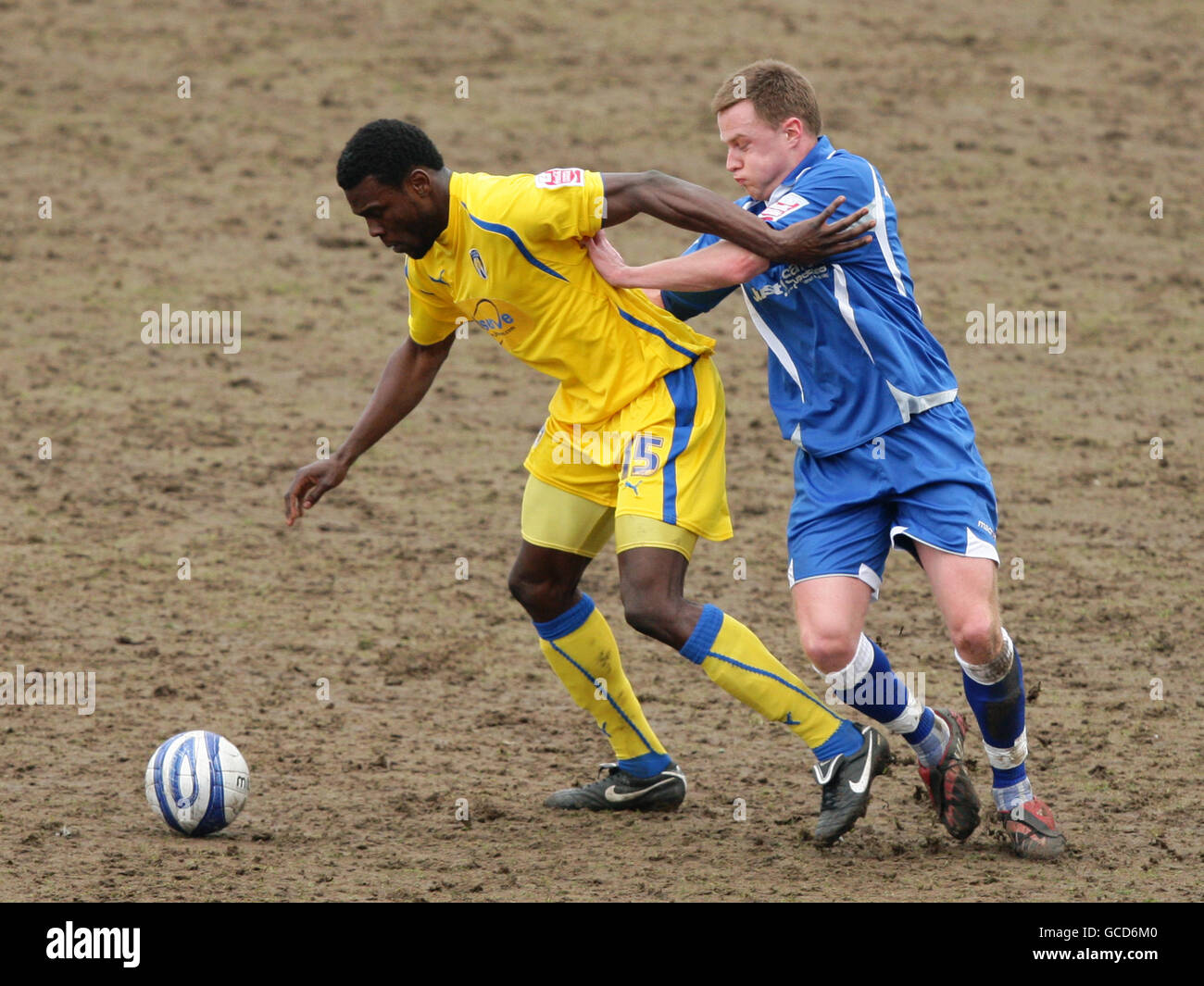 Il Kayode Odejayi di Colchester United (a sinistra) e il Paul Turnbull (a destra) di Stockport County combattono per la palla durante la partita della Coca-Cola League One a Edgeley Park, Stockport. Foto Stock