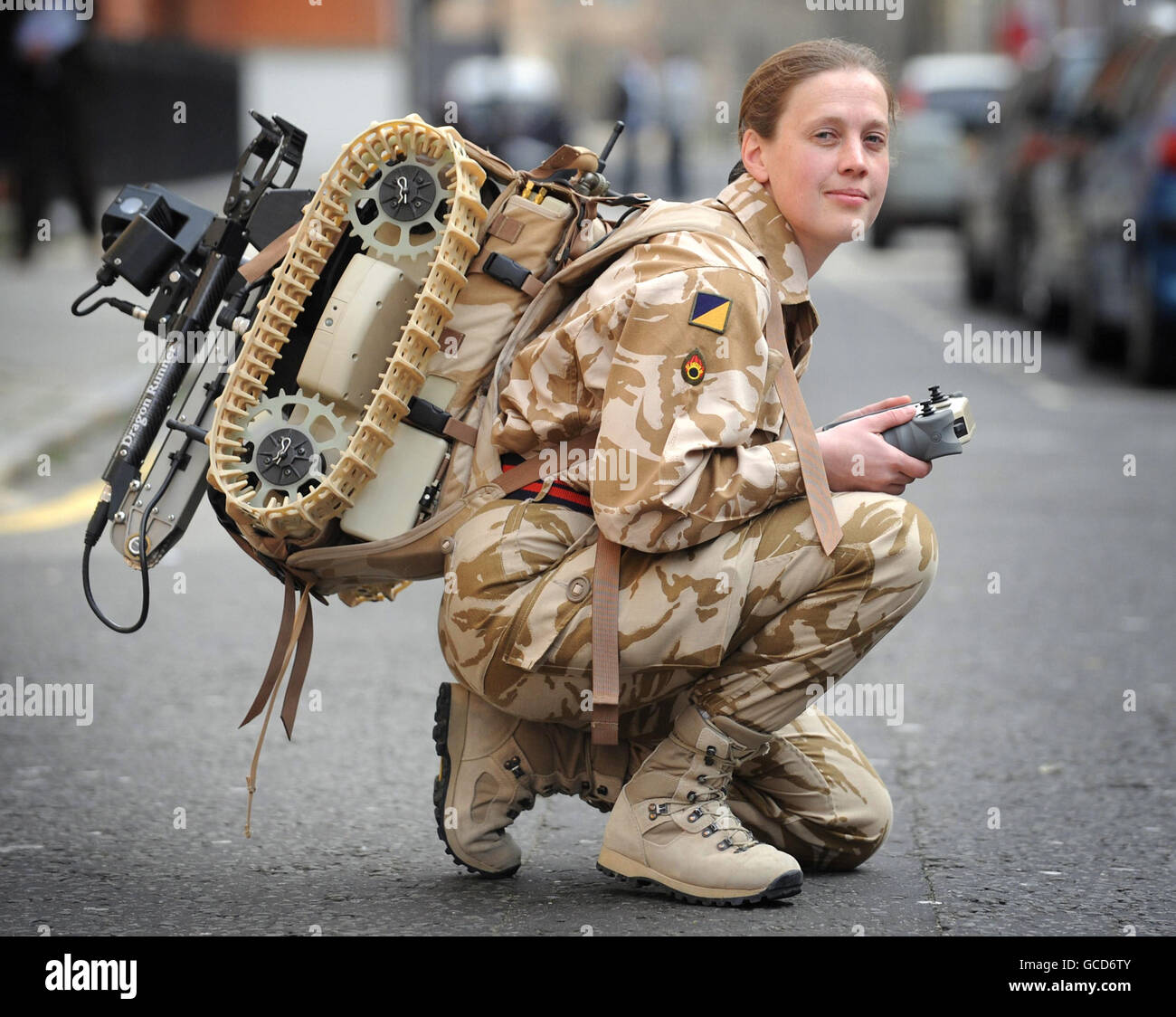 Capitano Judith Gallagher con il nuovo Dragon Runner, sviluppato da Qinetiq, che può disarmare a distanza IED in luoghi come l'Afghanistan e può essere trasportato da un soldato in un zaino. Foto Stock