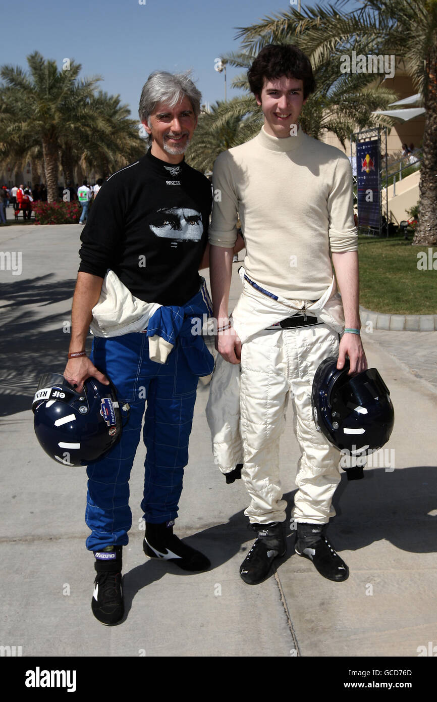Damon Hill e il figlio Joshua (a destra) durante il Gran Premio del Golfo Air Bahrain al circuito Internazionale del Bahrain a Sakhir, Bahrain Foto Stock