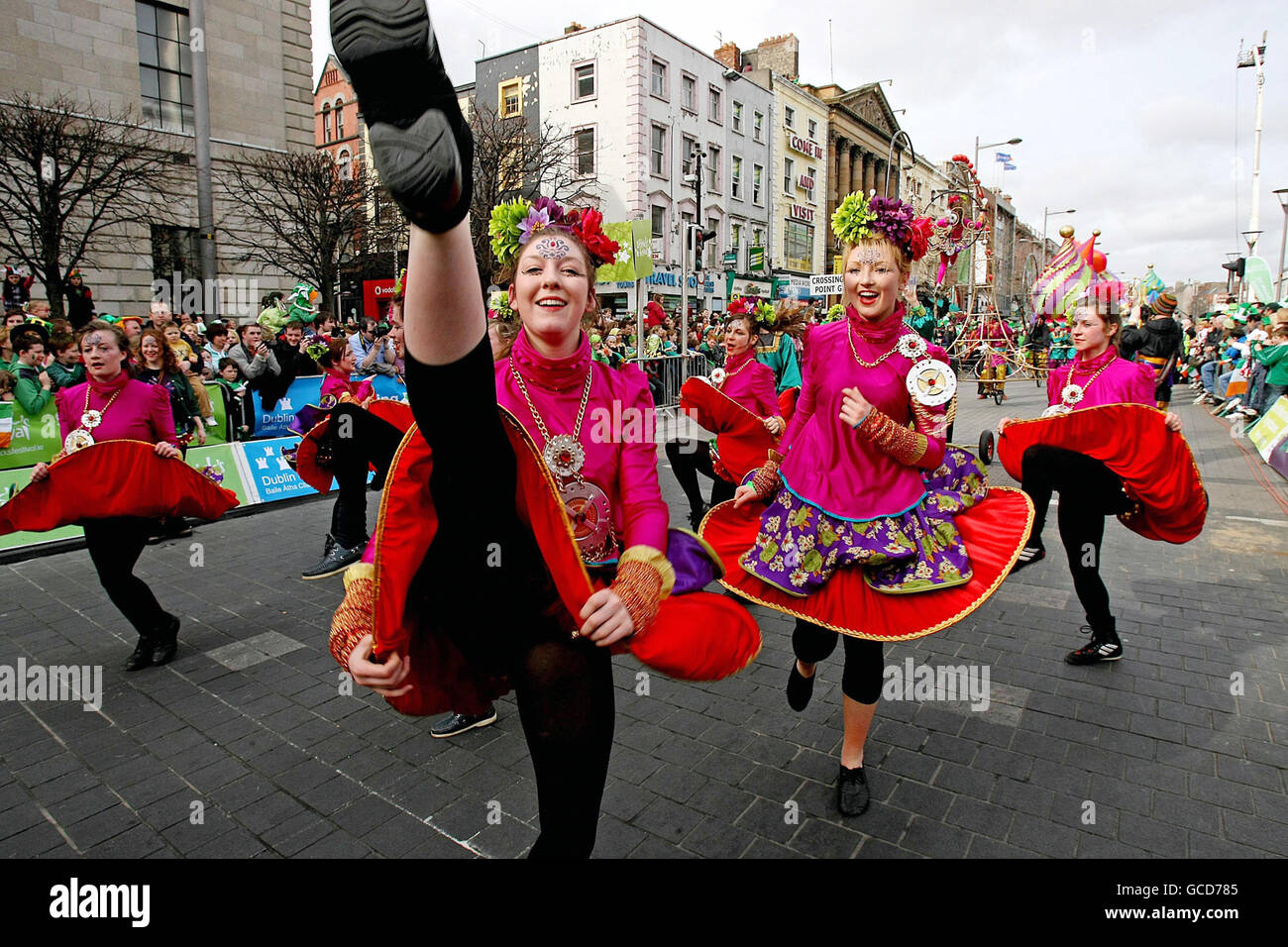 Gli artisti si esibiscono nella sfilata di San Patrizio a Dublino, Irlanda. Foto Stock