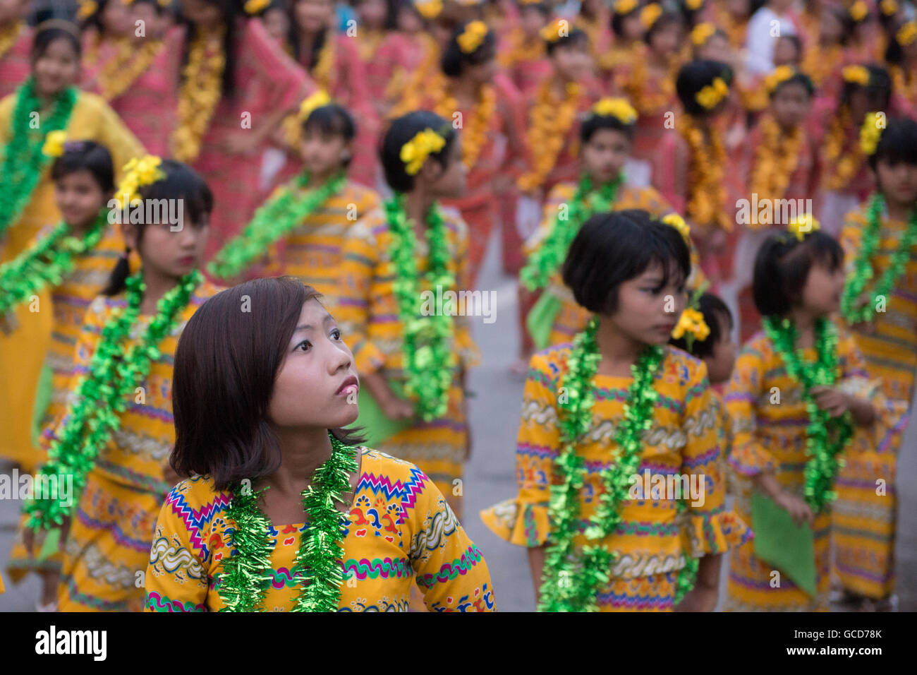Danza tradizionale di ragazze in acqua Thingyan Festival presso il Myanmar Nuovo Anno nel centro della città di Mandalay in Manamar in Sout Foto Stock