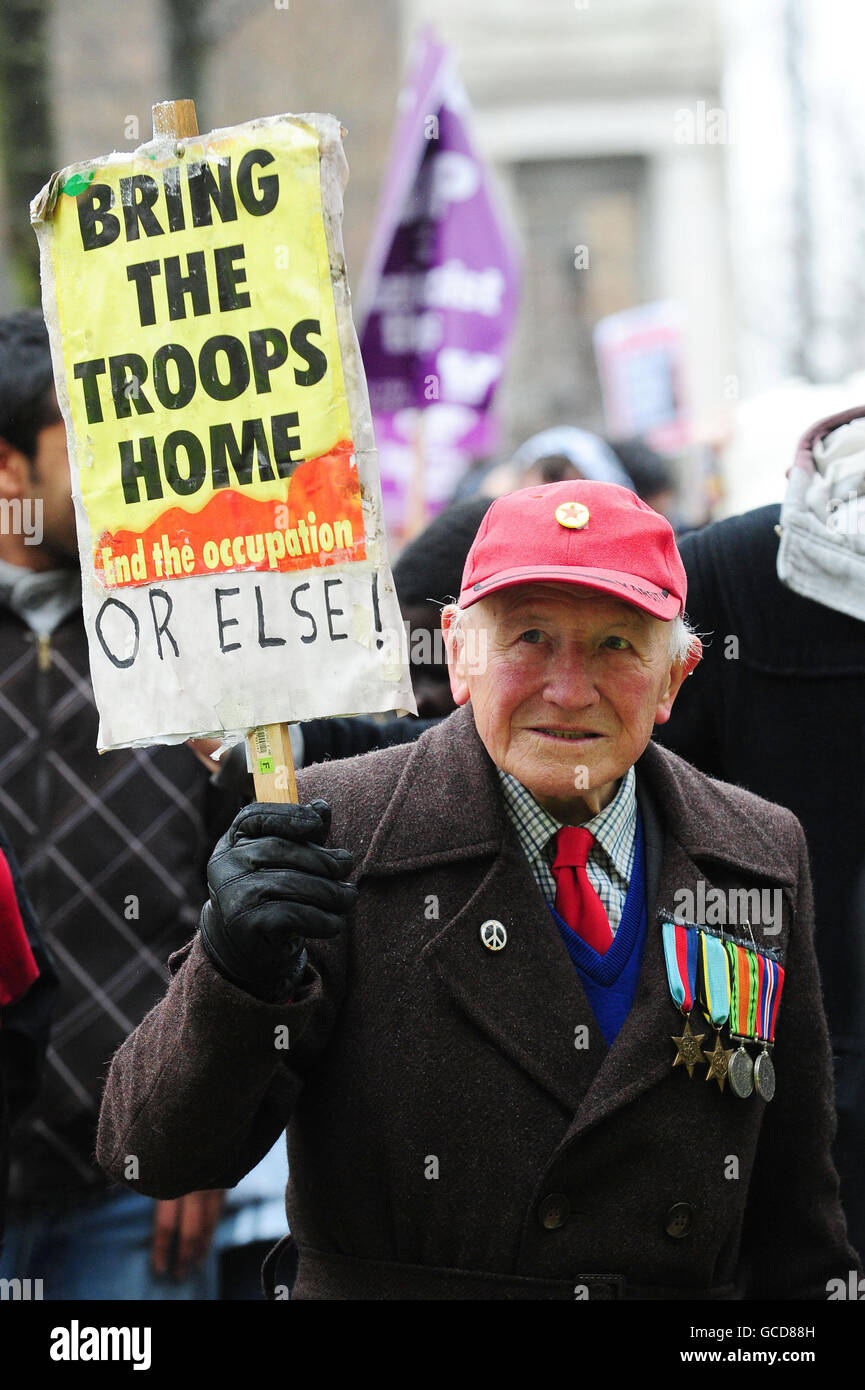 Un veterano porta con sé un cartello che chiede alle truppe di essere portate a casa durante una protesta da parte della Lega della Difesa Inglese e del gruppo United Against Fascism nel centro di Bolton. Foto Stock