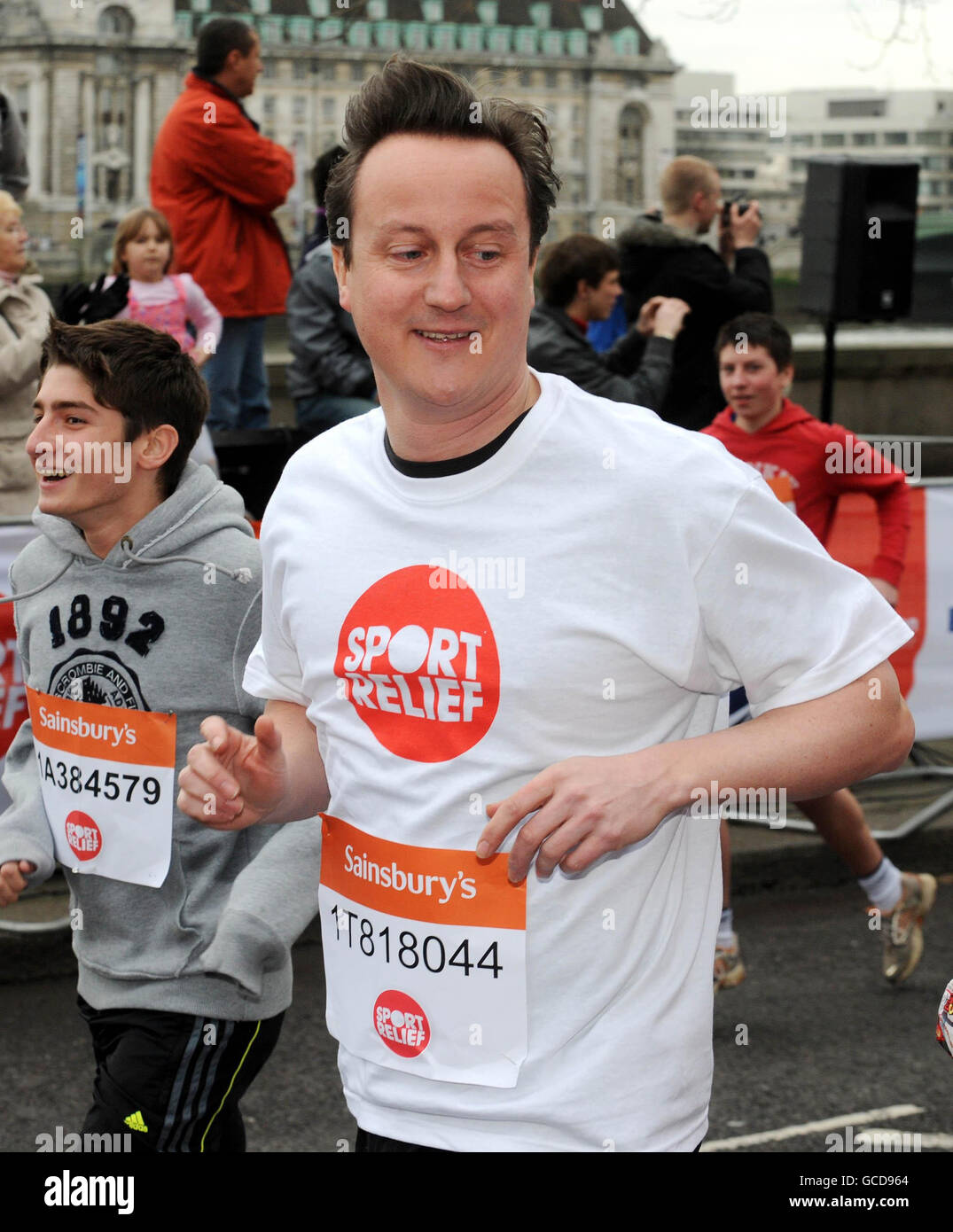 Il leader conservatore David Cameron corre nel Sainsbury's Sport Relief Mile, sulla Southbank di Londra. La carità è carità sta raccogliendo fondi per i poveri nel Regno Unito e all'estero. Foto Stock