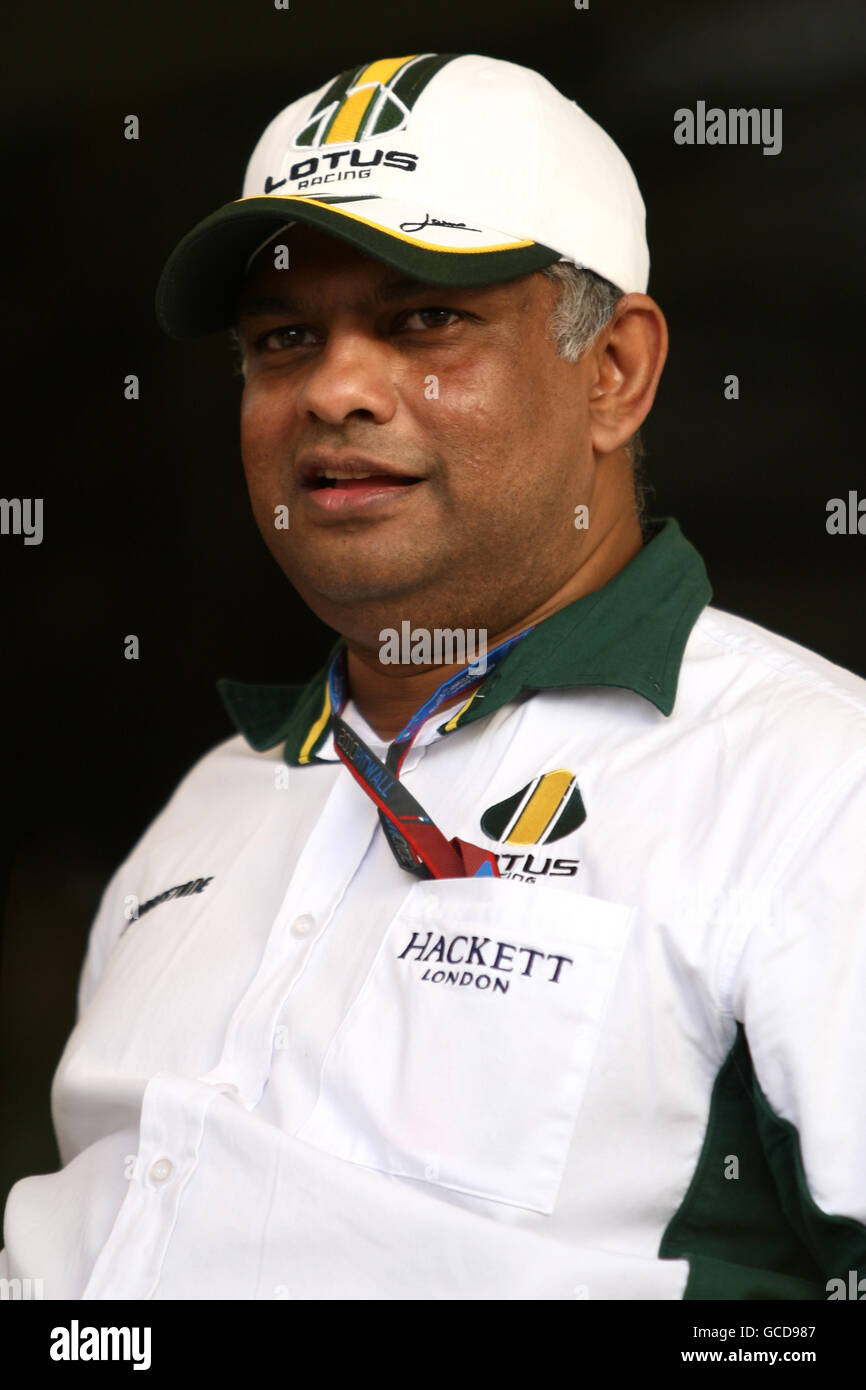 Gare automobilistiche - Campionato del mondo di Formula uno - Gran Premio del Bahrain - Qualifiche - circuito Internazionale del Bahrain. Tony Fernandes, direttore del team Lotus F1 Foto Stock