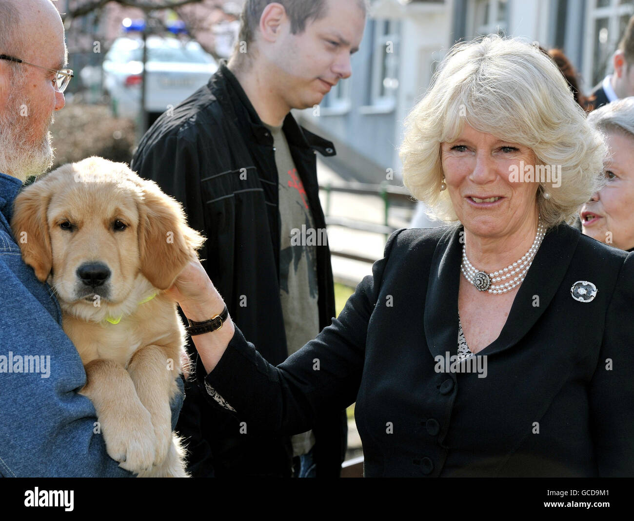 La Duchessa di Cornovaglia (a destra) arriva alla Guida Dog per la Scuola ciechi alla periferia di Praga, Repubblica Ceca, dove è stata incontrata da Citrad tra un gruppo di cuccioli che stanno iniziando la loro formazione. Foto Stock