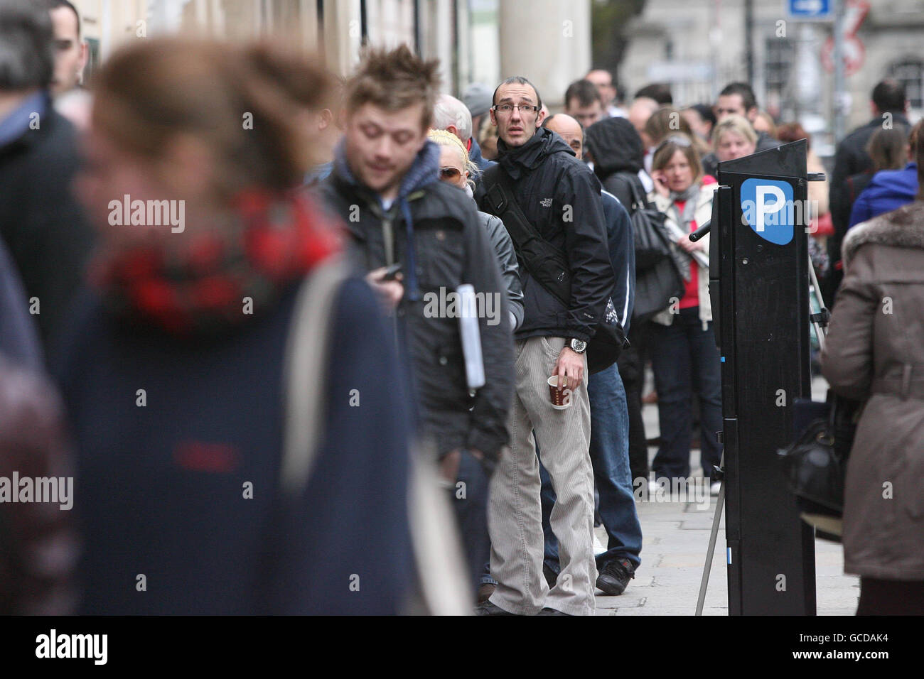 Lunghe code fuori dall'ufficio del passaporto di Molesworth Street a Dublino, mentre le persone aspettano di provare a ottenere i passaporti. Foto Stock