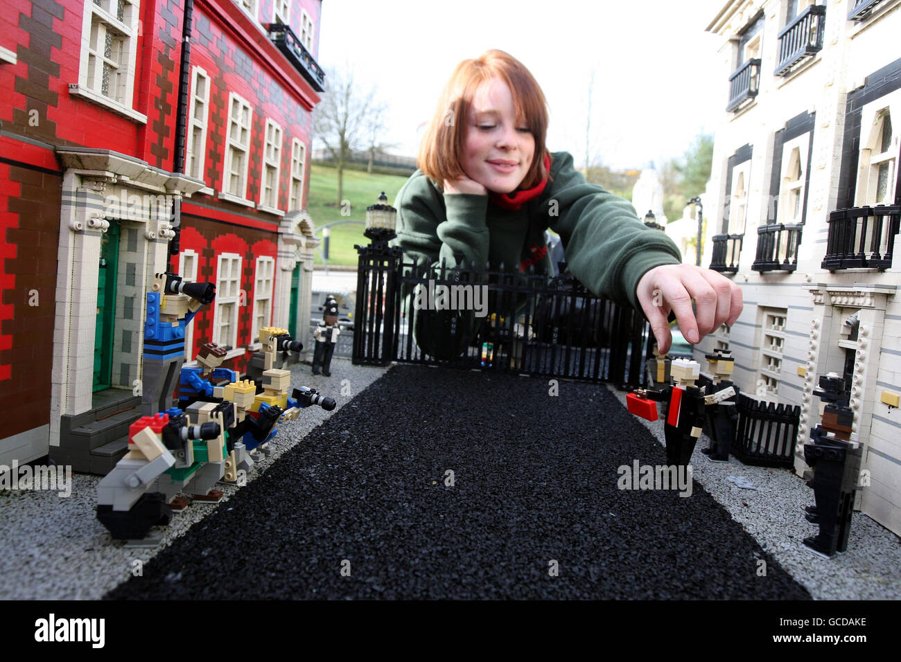 Il paesaggista Tina Powell mette la figura di Lego del Cancelliere Alistair Darling a Downing Street a Miniland a Legoland Windsor. Foto Stock
