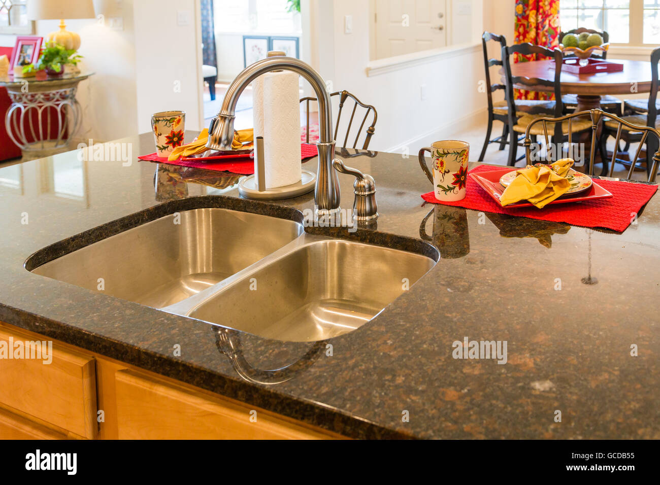 Acciaio inox lavello da cucina ed il fissaggio sul piano del banco in  granito Foto stock - Alamy