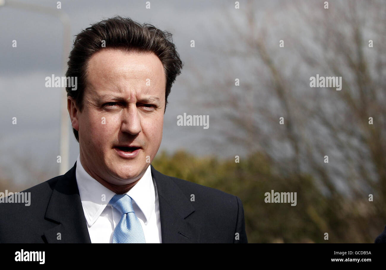 Leader del Partito conservatore David Cameron durante una visita a Pirtek, a Ellesmere Port, Cheshire. Foto Stock