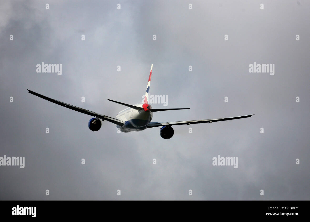 Una British Airways Boeing 777 decade dall'aeroporto di Gatwick, nel West Sussex, mentre una seconda ondata di derive da parte del personale dell'equipaggio di cabina dovrebbe iniziare a mezzanotte questa sera. Foto Stock