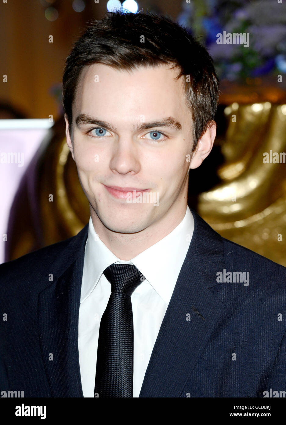 Nicholas Hoult arriva al Pre-BAFTA Party tenutosi ad Aspreys a Londra. Foto Stock